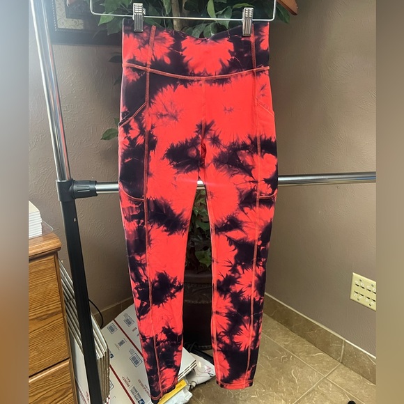 Lululemon Cropped Leggings in black and red tie dye with pockets Size 4 Like new - Picture 1 of 9